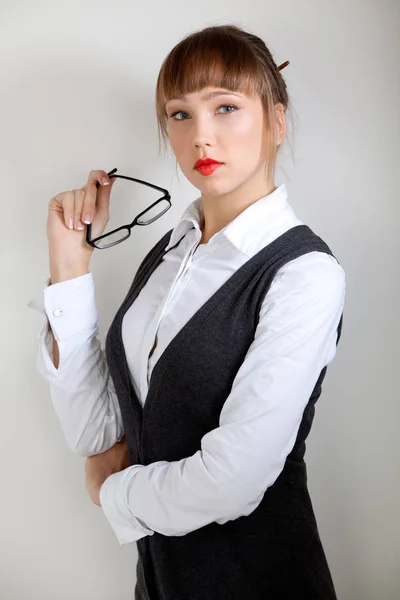 Retrato de elegante joven linda mujer caucásica — Foto de Stock