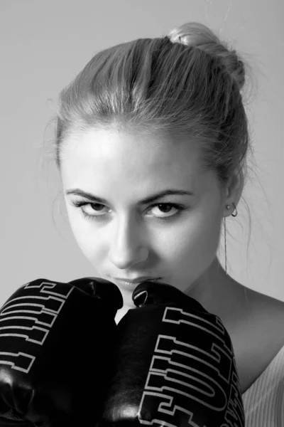 Retrato de una linda joven seria en guantes de boxeo — Foto de Stock