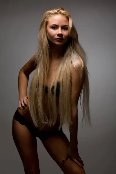 Linda rubia de pelo largo joven modelo — Foto de Stock
