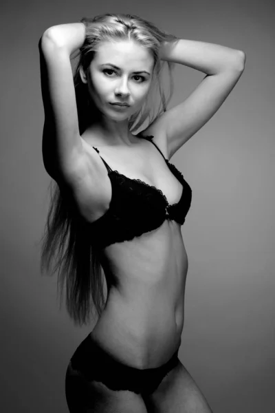 Schattig langharig blond jong model — Stockfoto