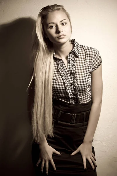 Foto en blanco y negro de una hermosa chica de pelo largo — Foto de Stock