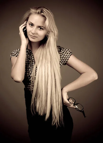 Retrato en blanco y negro de una hermosa chica — Foto de Stock