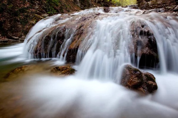 Faszinierender malerischer Wasserfall — Stockfoto