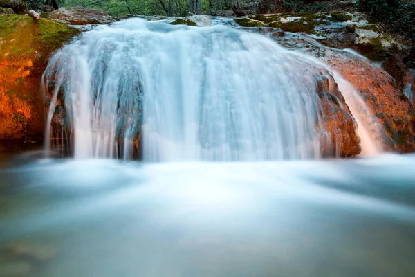 Faszinierender malerischer Wasserfall — Stockfoto