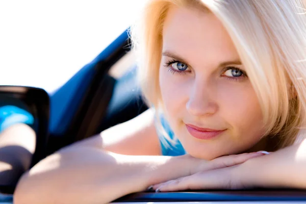 Pozitivní roztomilý mladý blue-eyed žena řidič — Stock fotografie