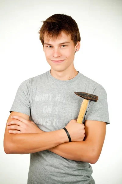 Mann posiert und hält Hammer in der Hand — Stockfoto