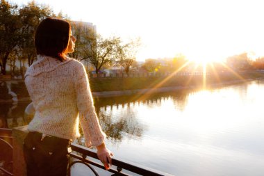 Genç, rüya gibi esmer bir kızın yan görüntüsü.