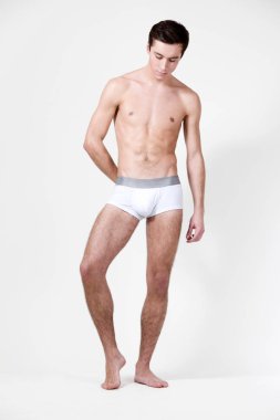 Beyaz iç çamaşırlı, beyaz tenli genç bir adam.