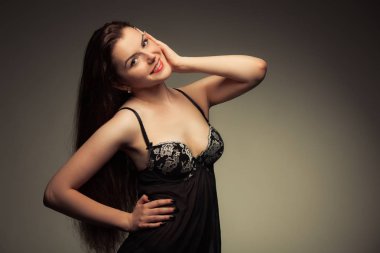 Siyah elbiseli kadın modeli