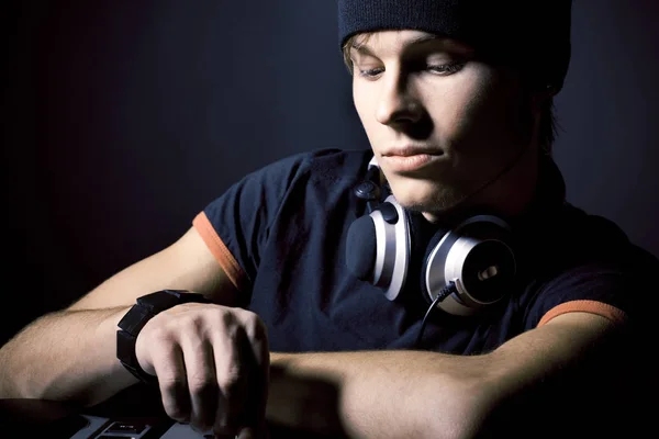 Close-up retrato de um jovem DJ elegante — Fotografia de Stock