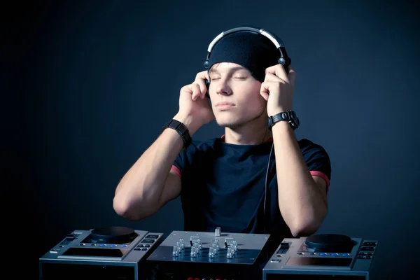 Retrato de um jovem DJ profissional — Fotografia de Stock