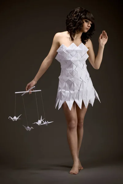 Origami elbiseli düşünceli genç kız. — Stok fotoğraf