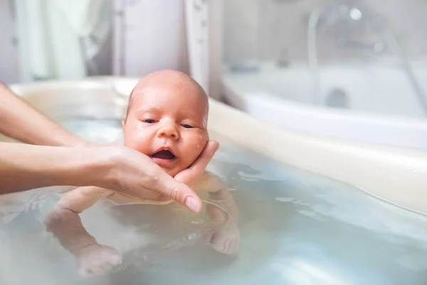 Petit Mignon Gros Yeux Beaux Bains Bébé Dans Eau Chaude — Photo