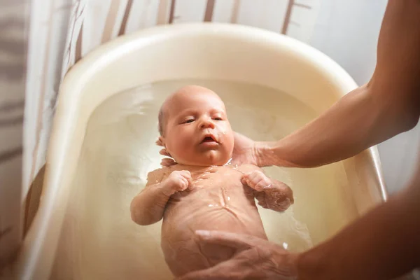 Mani Una Madre Sconosciuta Attenta Tenere Piccolo Bel Ragazzo Divertente — Foto Stock