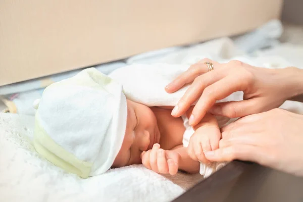 Mère Soins Des Mains Bébé Sur Des Draps Dentelle Blanche — Photo