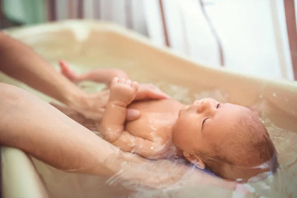 Petit Mignon Gros Yeux Beaux Bains Bébé Dans Eau Chaude — Photo