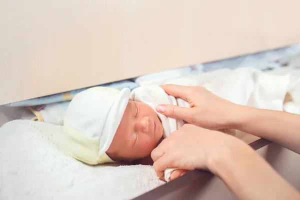 Mère Soins Des Mains Bébé Sur Des Draps Dentelle Blanche — Photo