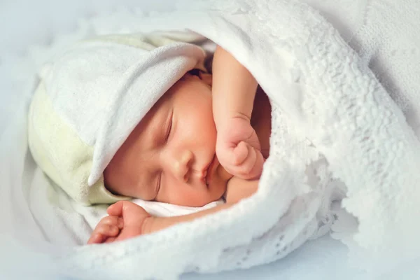 Close Bebê Recém Nascido Bonito Tirando Cochilo Lençóis Renda Branca — Fotografia de Stock
