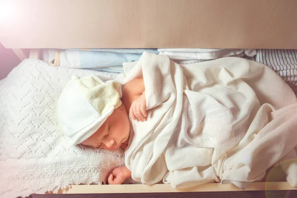 Närbild Söt Nyfödd Baby Tar Tupplur Vita Spetsar Lakan Söta — Stockfoto