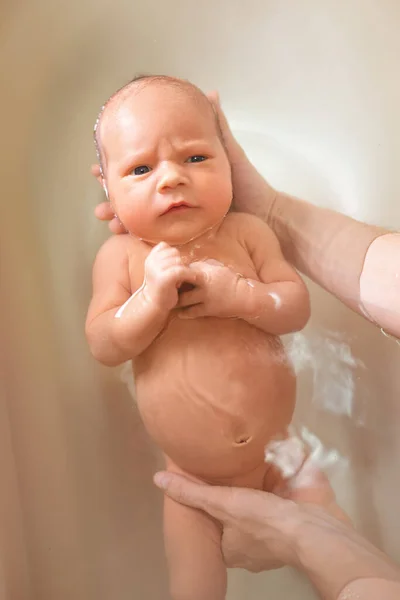 Handen Van Een Voorzichtige Onbekende Moeder Houden Een Kleine Mooie — Stockfoto