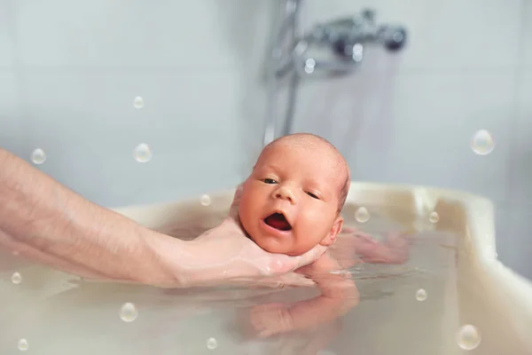 Małe Słodkie Duże Oczy Piękne Dziecko Kąpie Się Ciepłej Wodzie — Zdjęcie stockowe