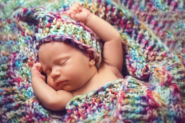 Neugeborener Junge Schläft Friedlich Strickschal Gehüllt Das Konzept Der Baby — Stockfoto