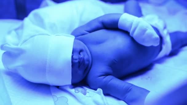 Pasgeboren Met Een Behandeling Voor Geelzucht Onder Ultraviolet Licht Baby — Stockvideo