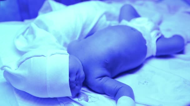 Pasgeboren Met Een Behandeling Voor Geelzucht Onder Ultraviolet Licht Baby — Stockvideo