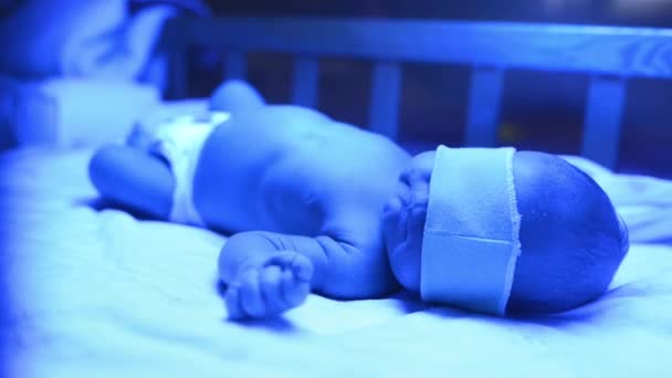 Pasgeboren Met Een Behandeling Voor Geelzucht Onder Ultraviolet Licht Baby — Stockvideo