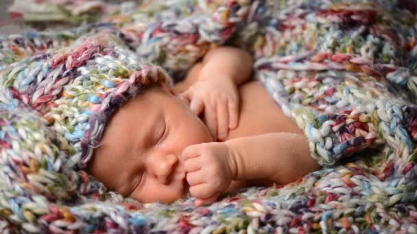 新出生的男孩睡在用针织围巾和平包裹的床上 婴儿保育和儿童保育的概念 — 图库视频影像