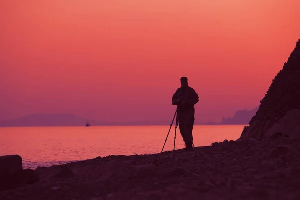 Silhouette Male Photographer Sea Sunset Makes Picturesque Pictures Hills Landscapes — Stock Photo, Image