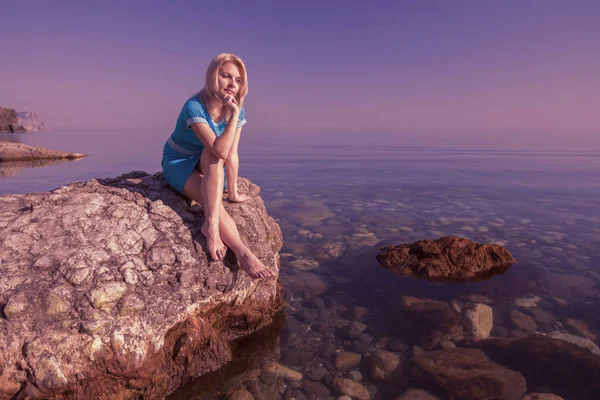 Young Relaxed Caucasian Woman Sits Stone Enjoys Rays Summer Sun — Stock Photo, Image