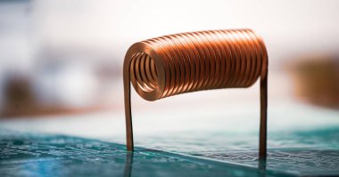 Yakın plan büyük bir gyodetik ekipman üretim tesisinin platformunda duran büyük bir bakır tel. Yüksek frekans ve mühendislik donanımı üretimi kavramı