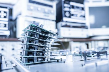 Modern bir kardiyoloji kliniği için süper modern bilgisayar ekipmanı üretiminde mikroçipler üst üste yığılmıştır. Güçlü özelleştirilmiş bilgisayar kavramı