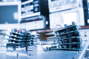 Modern bir kardiyoloji kliniği için süper modern bilgisayar ekipmanı üretiminde mikroçipler üst üste yığılmıştır. Güçlü özelleştirilmiş bilgisayar kavramı