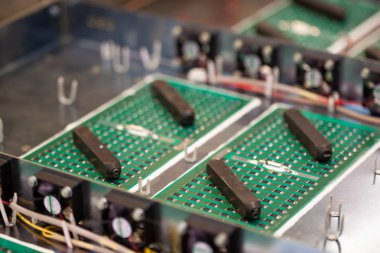 Metal bileşenler ve mikro devreler, video meyveli güçlü süper bilgisayarların üretimi sırasında metal bölümlerin üzerinde bulunur. Uzman madencilik bilgisayarlarının üretimi kavramı