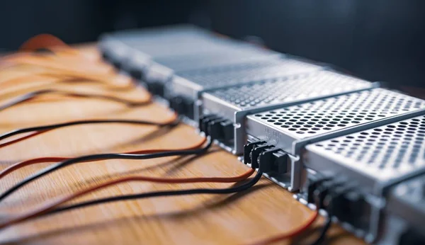 Metal Güç Kaynağı Kablolarının Kapatıldığı Kutular Yüksek Teknolojili Bilgisayar Üretiminde — Stok fotoğraf