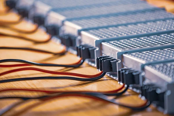 Metalen Gaas Gevallen Van Voeding Draden Zijn Een Houten Tafel — Stockfoto