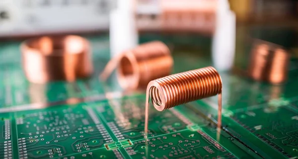 Close Veel Strengen Van Gedraaid Koperdraad Staan Een Groen Microcircuit — Stockfoto