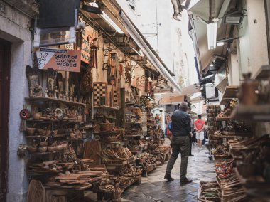 Kerkyra, Korfu Adası, Yunanistan - 4 Ekim 2019: İyon Denizi 'ndeki Korfu Adası' ndaki kasaba. Yunanistan. Küçük cadde, turistik kasabadaki dükkanlarda ahşap eşyalar. İhtiyarın arka planı.