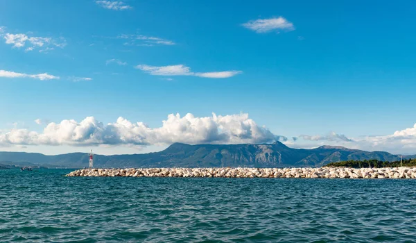 Lange Weiße Felsige Seebrücke Ionischen Meer Mit Klarem Wasser Griechenland — Stockfoto
