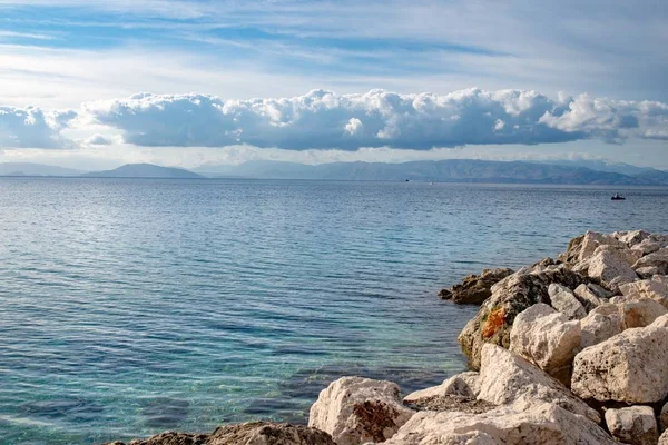 Wunderschöne Bucht Mit Kristallklarem Wasser Und Großen Steinen Auf Der — Stockfoto