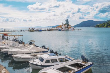 Kerkyra, Korfu Adası, Yunanistan - 4 Ekim 2019: Yunanistan 'ın Korfu kentinde Vlacherna Manastırı ve Pontikonisi (anlamı Fare Adası) ile Halkiopoulos gölü. İyon deniz sahilinin güzel manzarası.