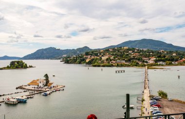 Vlacherna Manastırı ve Pontikonisi ile Halkiopoulos gölü Yunanistan 'ın Korfu şehrinde Fare Adası, gökyüzünde uçak anlamına gelir. İyon Deniz Sahili manzarası.