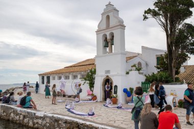 Kerkyra, Korfu Adası, Yunanistan - 4 Ekim 2019: Yunanistan 'ın Korfu kentindeki Vlacherna Manastırı ve Pontikonisi' nin (anlamı Fare Adası) kapatılması. İyon deniz sahilinin güzel manzarası.