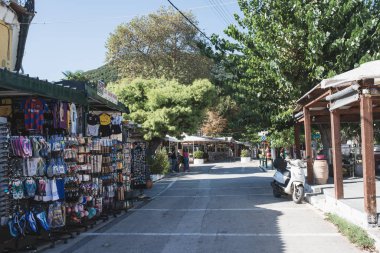Kerkyra, Korfu Adası, Yunanistan - 4 Ekim 2019: Güneşli bir günde Korfu Adası 'ndaki kasaba. Yunanistan. Küçük sokak ve turistik kasabalardaki dükkanlarda turistler için hediyelik eşyalar.