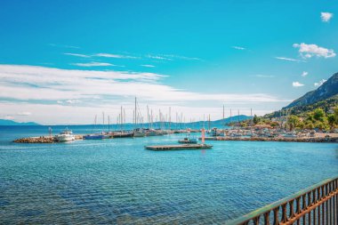 Yunanistan 'ın Corfu adası yakınlarındaki İyonik denizdeki pek çok beyaz yatın görüntüsü. Mavi sulardaki güzel tekne manzarası, güneşli bir gün..