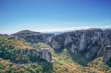 Korfu Adası, Yunanistan 'daki inanılmaz körfez. Renkli şezlongları, yeşil dağlardaki ağaçları ve turistler için otelleri olan İyon deniz plajının güzel manzarası..