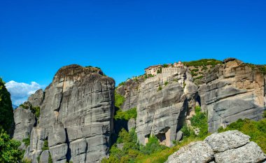 Meteora manastırı. İyon Denizi 'ndeki Korfu Adası. Yunanistan. Güneşli bir günde güzel Meteora Manastırı manzarası, bulutsuz mavi gökyüzü.