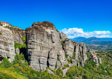 Meteora manastırı. İyon Denizi 'ndeki Korfu Adası. Yunanistan. Güneşli bir günde güzel Meteora Manastırı manzarası, bulutsuz mavi gökyüzü.